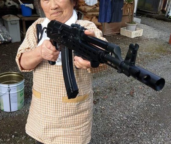 日本殿堂级奶奶「サチエ」拿武器比拿扫把还要顺手！